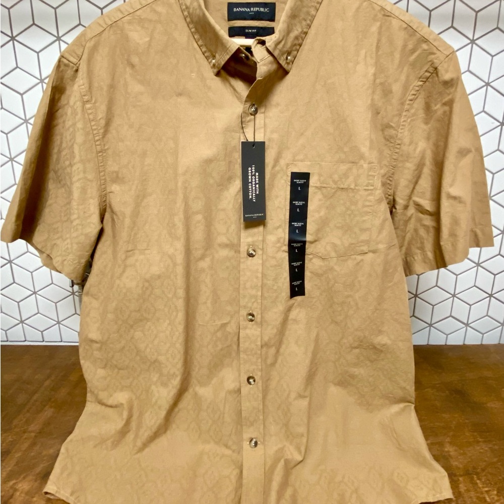 New- Men’s short sleeve button down shirt.